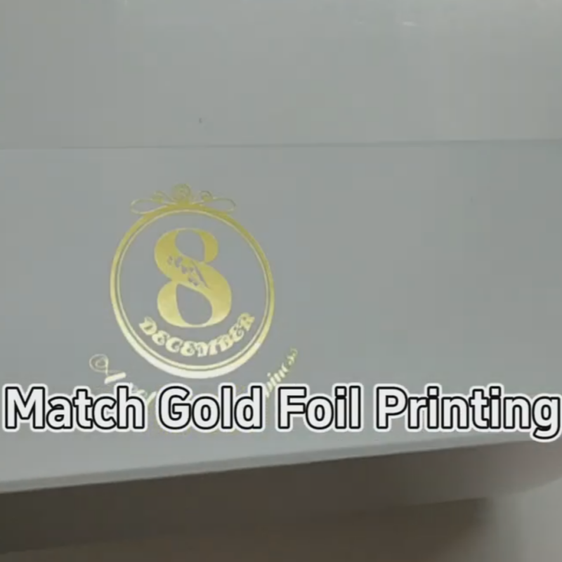 Weiße magnetische Faltschachtel mit goldgeprägtem Logo