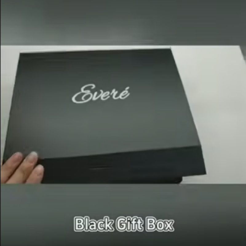 Schwarze Magnetbox mit silbernem Logo und Band