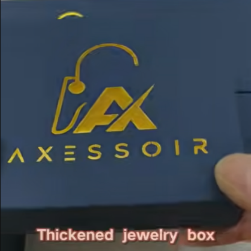 Die goldfolienblaue Magnetbox mit Klappdeckel enthält einen Schwamm.