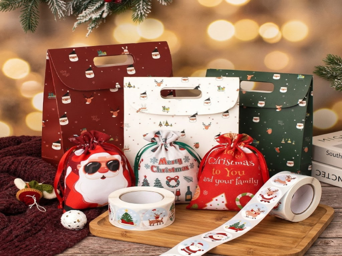 Weihnachtsverpackungen 2026: Kordelzugbeutel, Lochbeutel und festliche Aufkleber für die Markenwerbung
